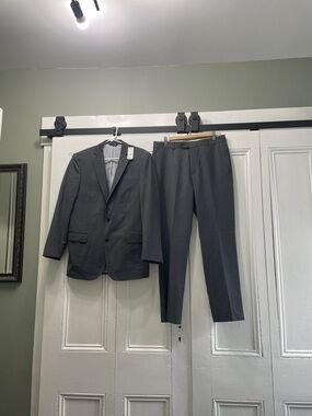 Brooks Brothers Men's Charcoal Gray Two-Piece Suit Jacket & Pants 38S 32W 32L